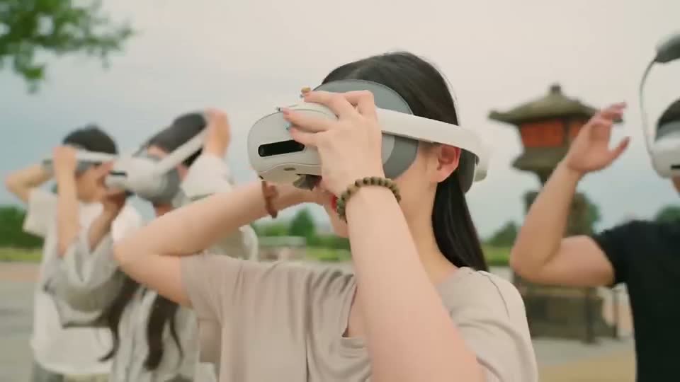 汉宫梦项目公开宣传片中的头显佩戴画面