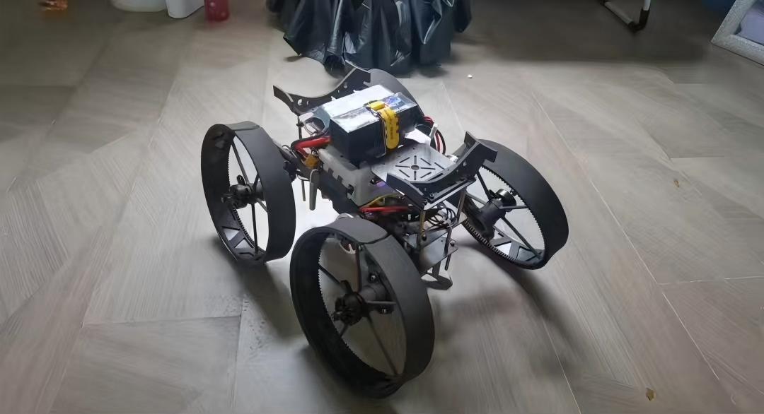 成都人翼云科技助力大学生创新——陆空变形无人机迈向三栖新突破